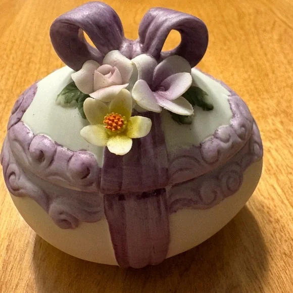 Vintage Lefton China Hand Painted Egg Trinket Box - Picture 1 of 4